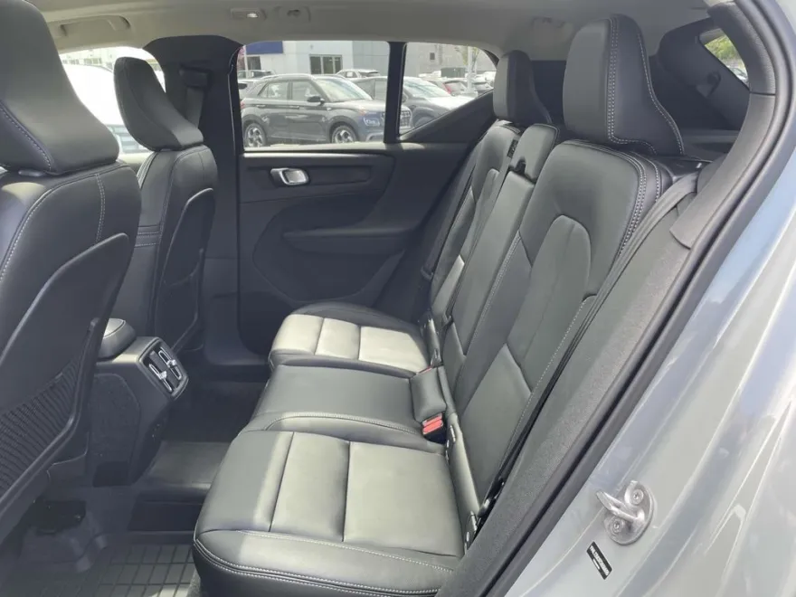 2026 Volvo XC40 AWD Plus photo 1