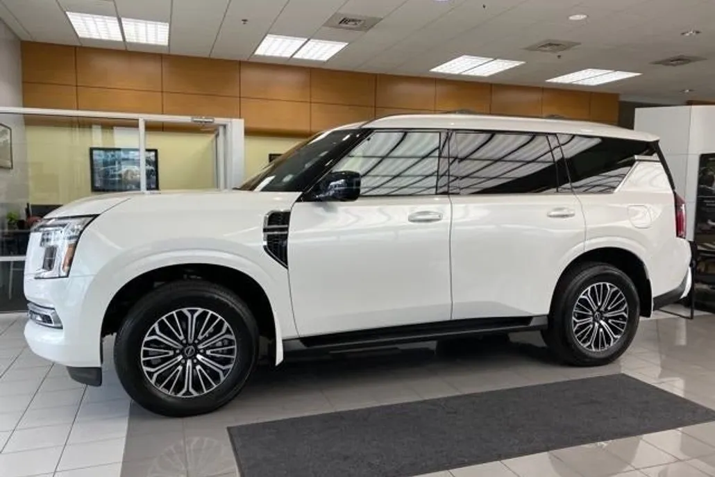 2025 Nissan Armada SL photo 1