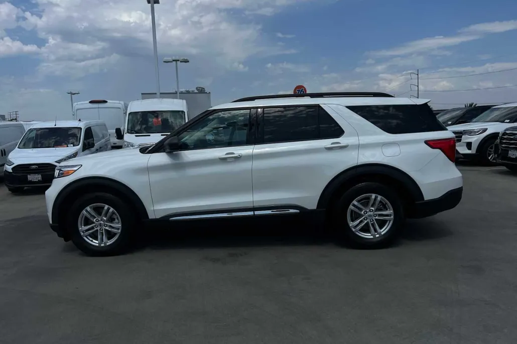 2023 Ford Explorer XLT photo 1