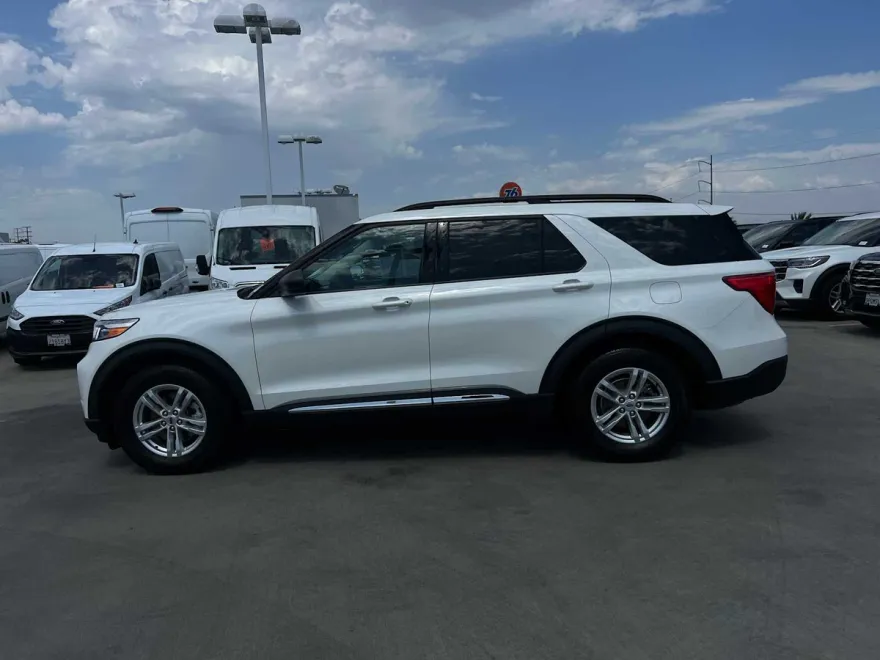 2023 Ford Explorer XLT photo 1
