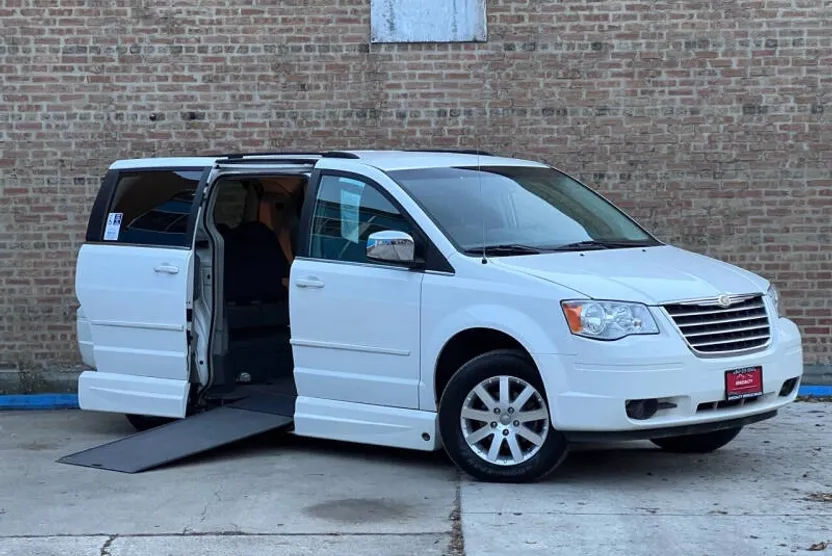 2008 Chrysler Town & Country Touring photo 1