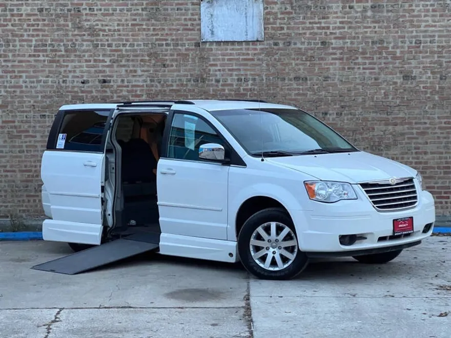 2008 Chrysler Town & Country Touring photo 1
