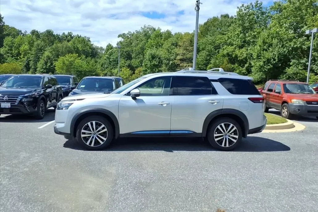 2025 Nissan Pathfinder Platinum photo 1