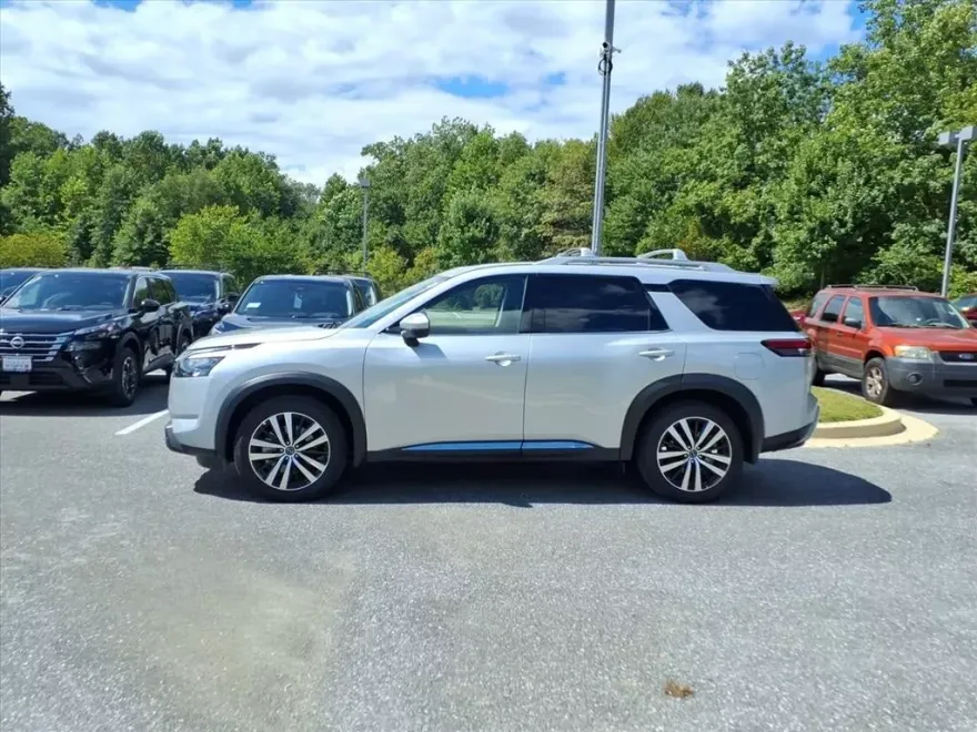 2025 Nissan Pathfinder Platinum photo 1