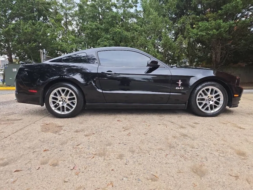 2013 Ford Mustang V6 Premium photo 1