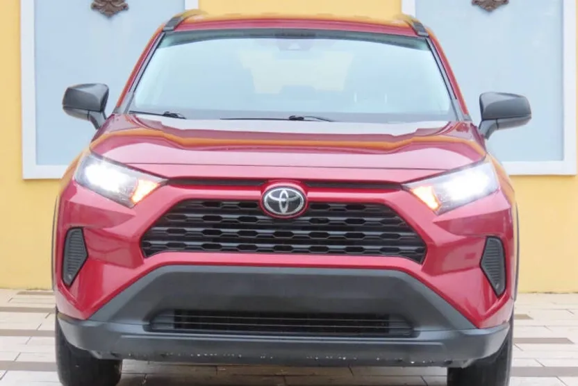 2021 Toyota RAV4 LE photo 1