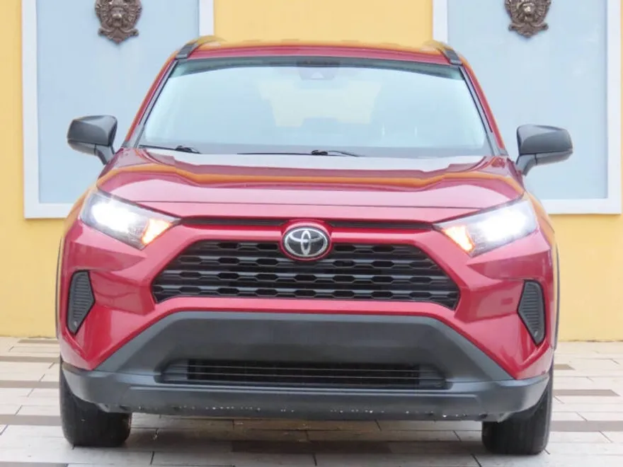 2021 Toyota RAV4 LE photo 1