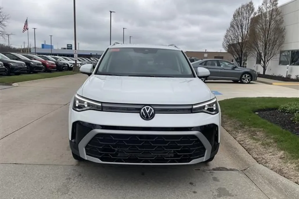 2025 Volkswagen Taos SEL photo 1