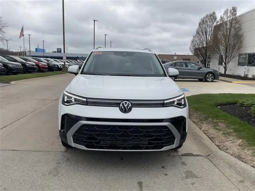 2025 Volkswagen Taos SEL photo 1