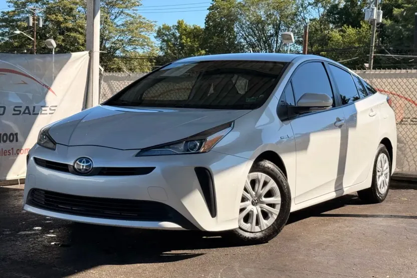 2021 Toyota Prius L Eco photo 1