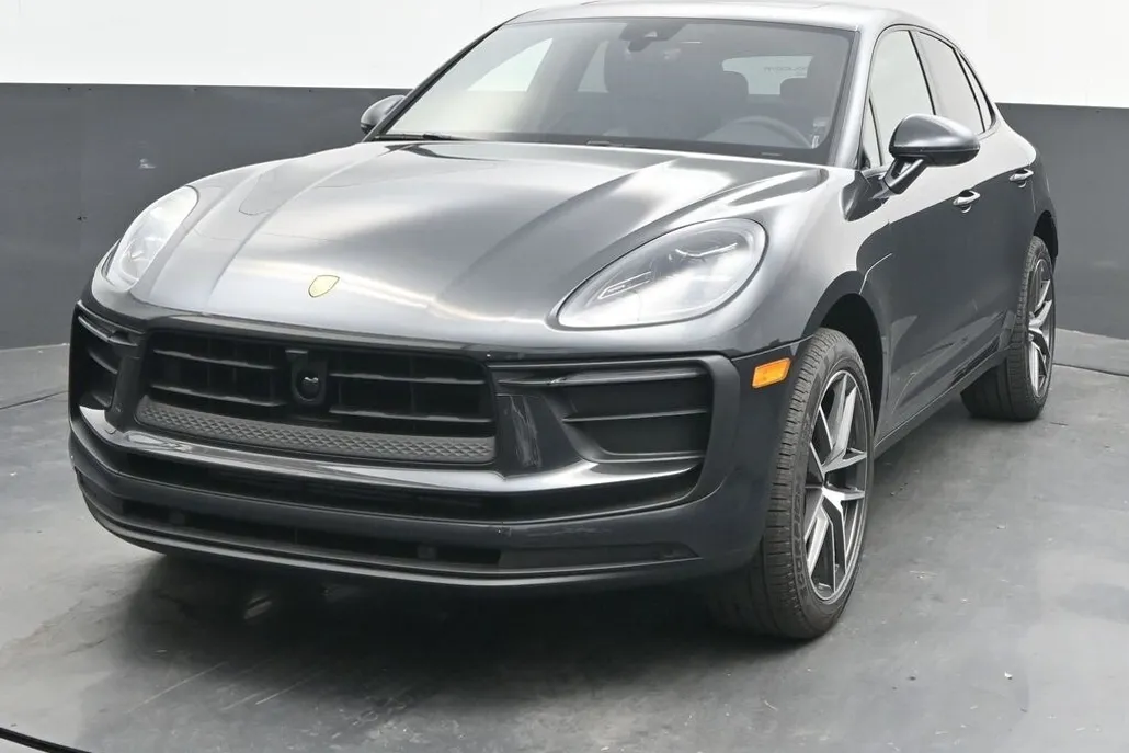 2025 Porsche Macan T photo 1