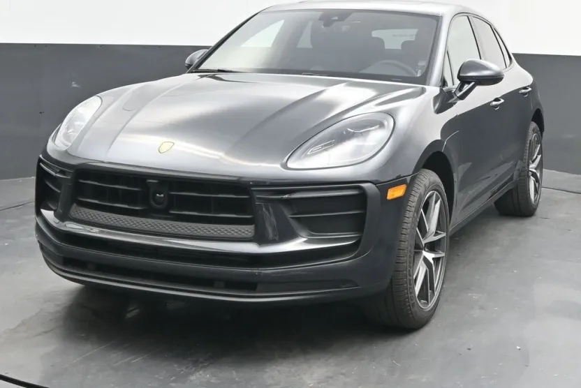 2025 Porsche Macan T photo 1