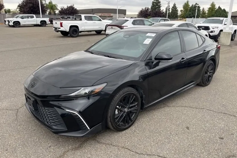 2025 Toyota Camry SE photo 1
