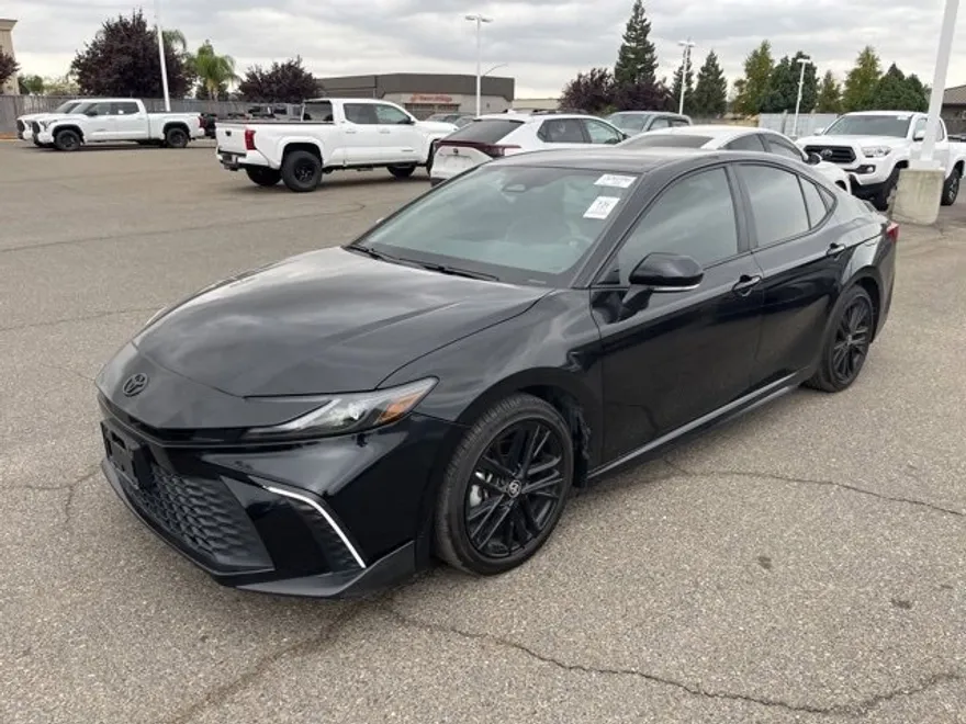 2025 Toyota Camry SE photo 1