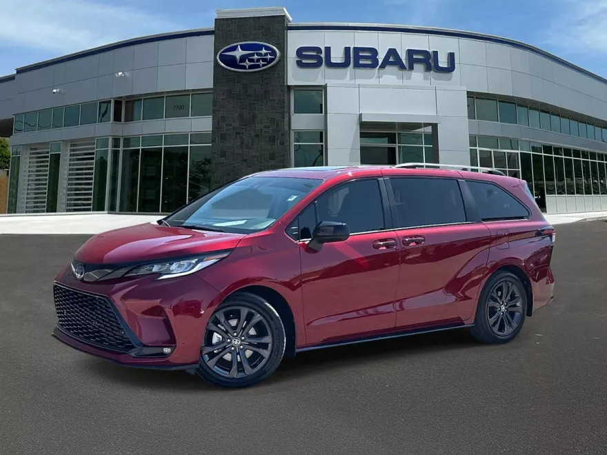 2025 Toyota Sienna XSE photo 1
