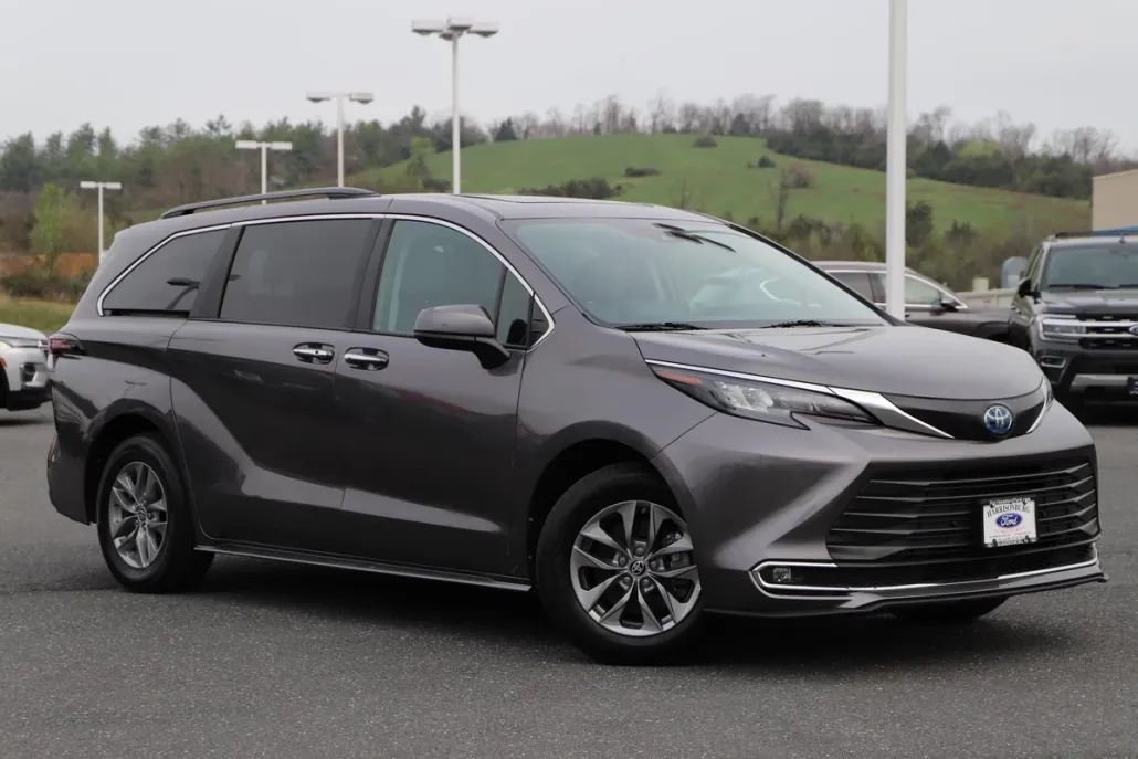 2024 Toyota Sienna XLE photo 1