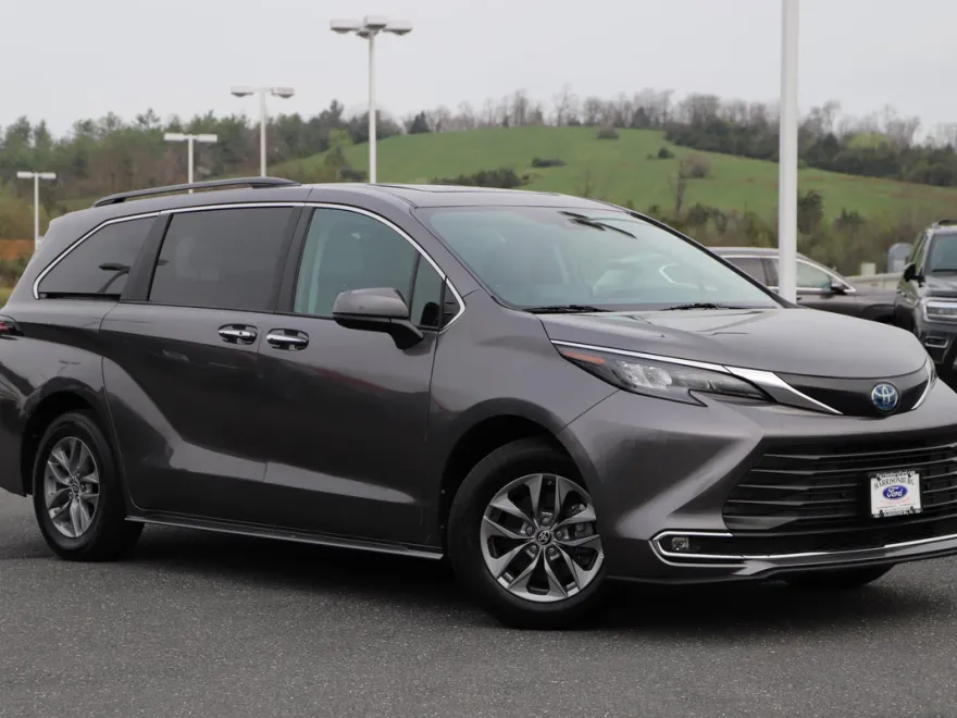 2024 Toyota Sienna XLE photo 1
