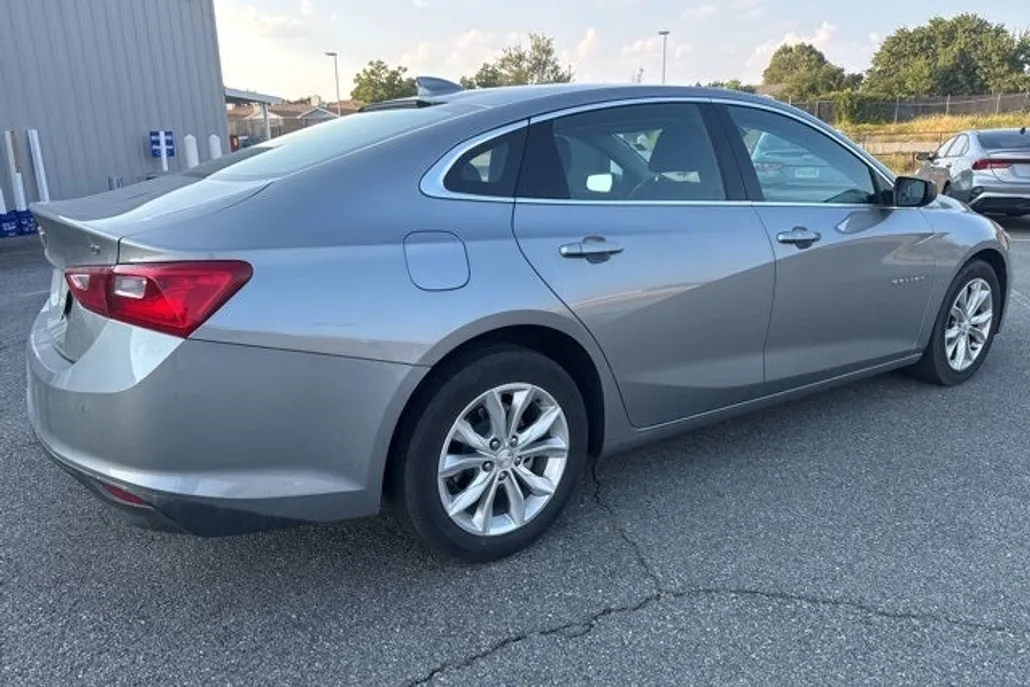 2024 Chevrolet Malibu 1LT photo 1