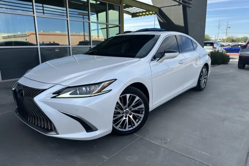 2020 Lexus ES 300h photo 1