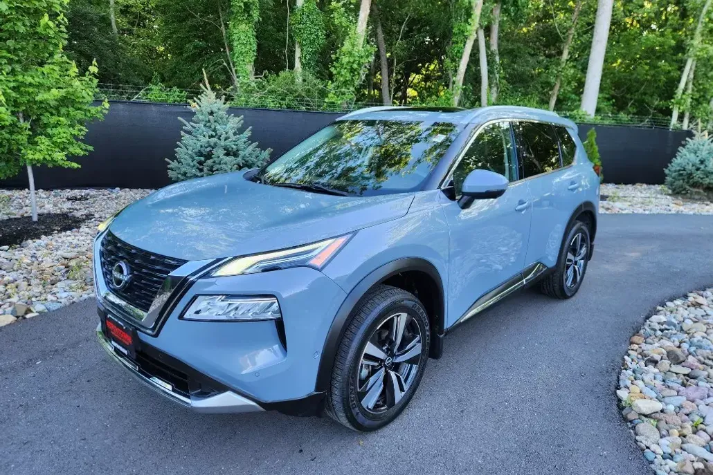 2023 Nissan Rogue Platinum photo 1
