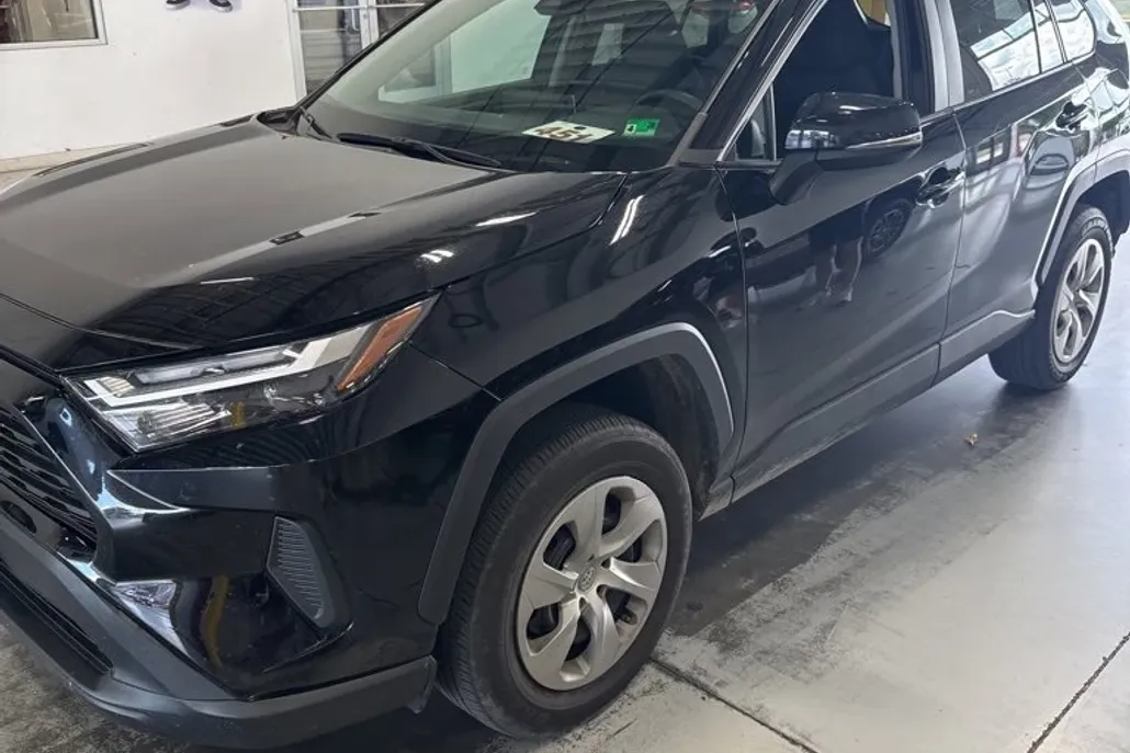 2023 Toyota RAV4 LE photo 1