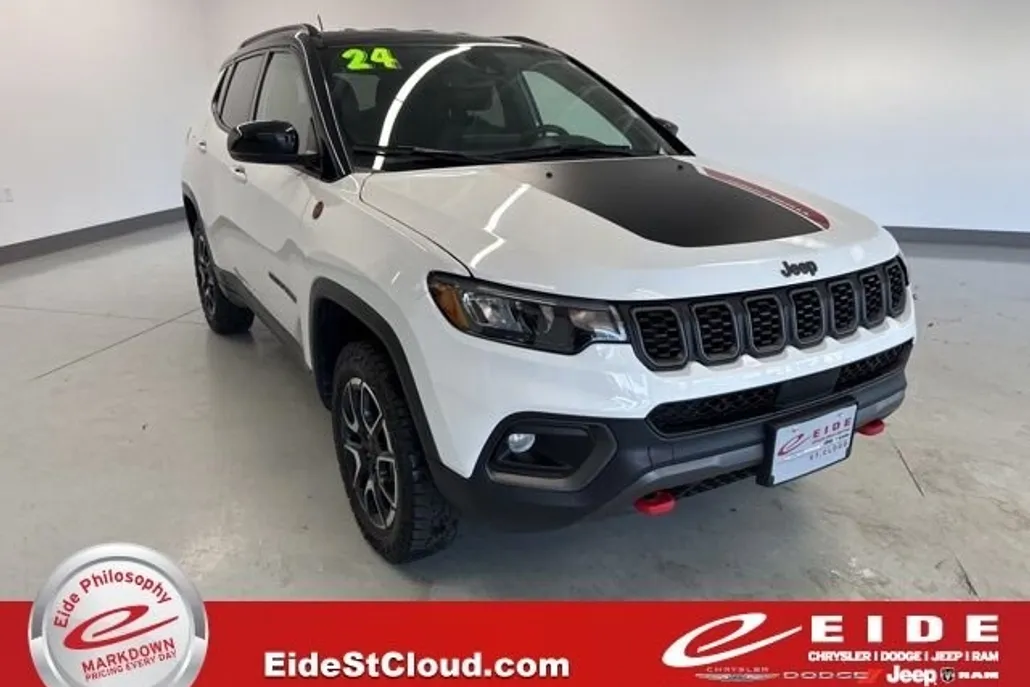 2024 Jeep Compass Trailhawk photo 1