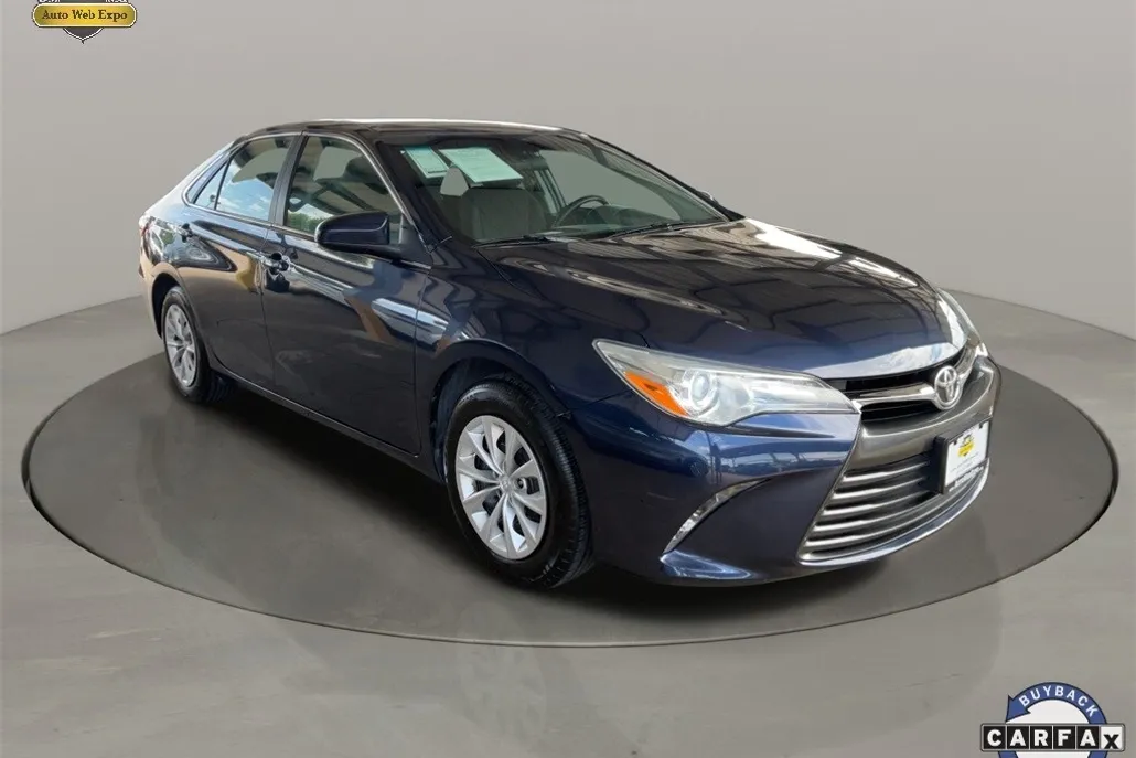 2016 Toyota Camry LE photo 1