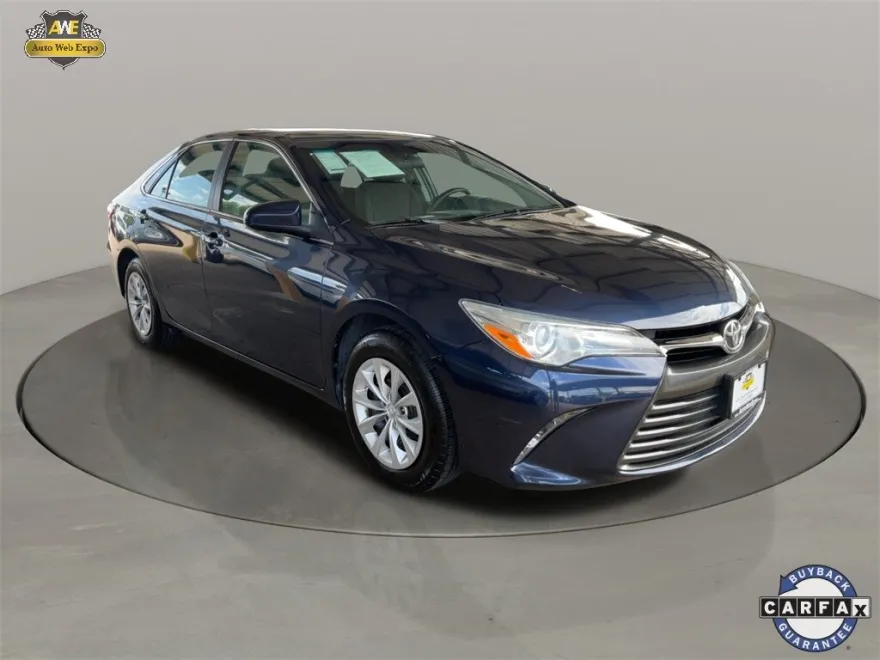 2016 Toyota Camry LE photo 1
