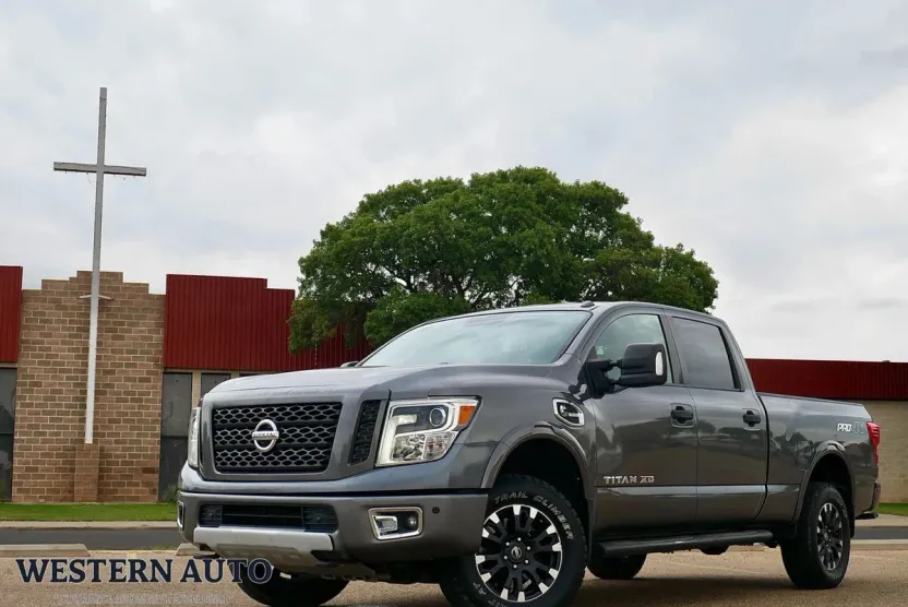 2017 Nissan Titan Crew Cab PRO-4X photo 1