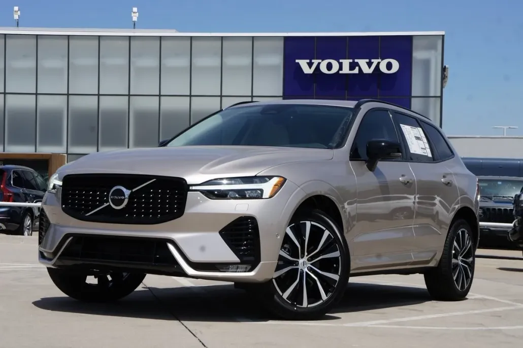 2025 Volvo XC60 B5 Plus photo 1