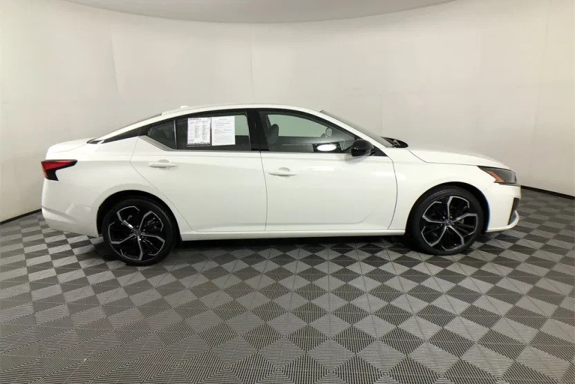 2023 Nissan Altima 2.5 SR photo 1