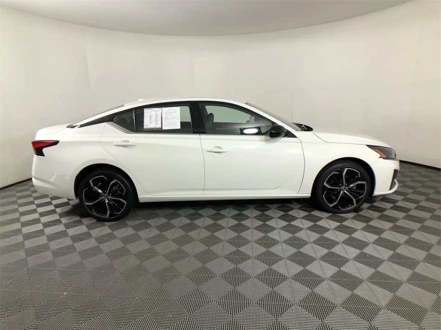 2023 Nissan Altima 2.5 SR photo 1