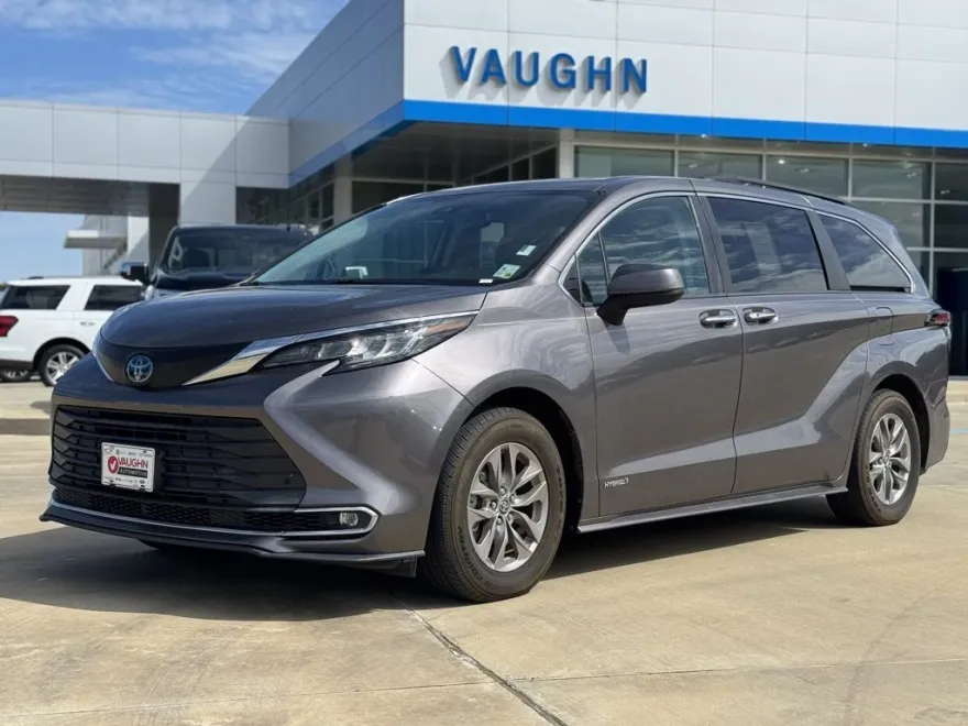 2021 Toyota Sienna XLE photo 1