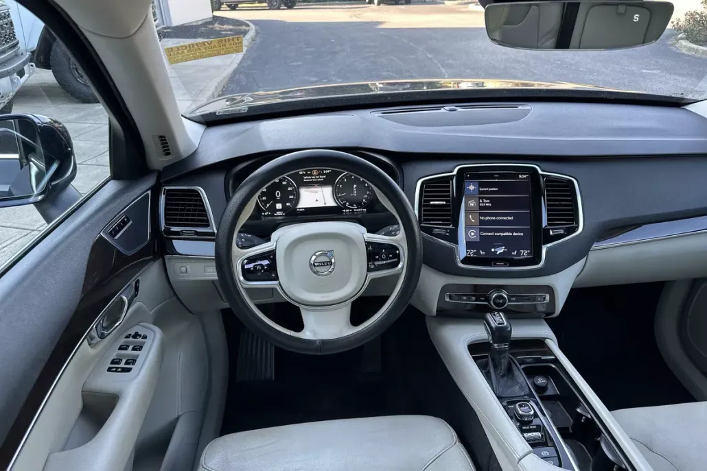2016 Volvo XC90 T6 Momentum photo 1