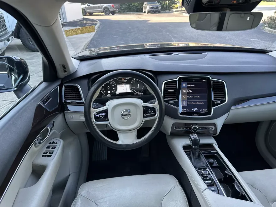2016 Volvo XC90 T6 Momentum photo 1