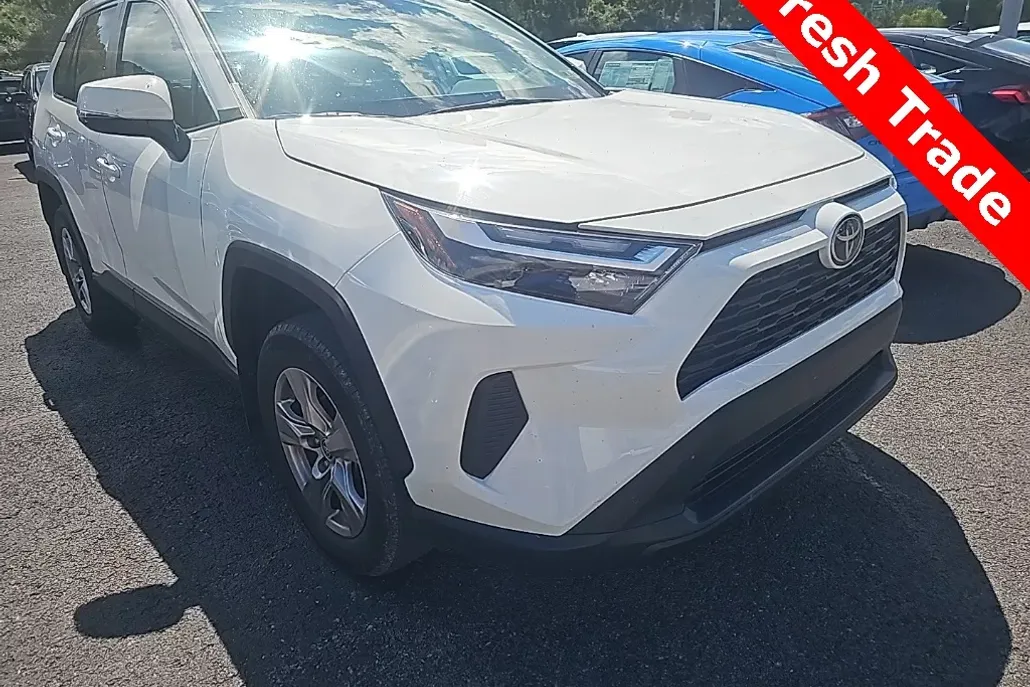 2023 Toyota RAV4 XLE photo 1