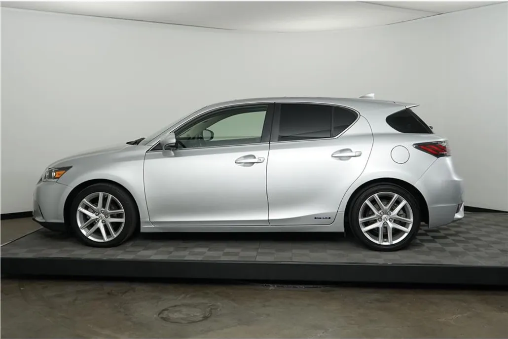 2016 Lexus CT 200h photo 1