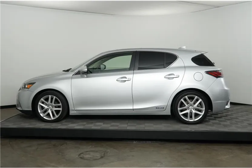 2016 Lexus CT 200h photo 1