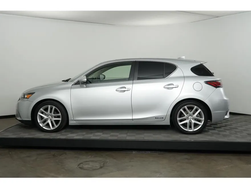 2016 Lexus CT 200h photo 1