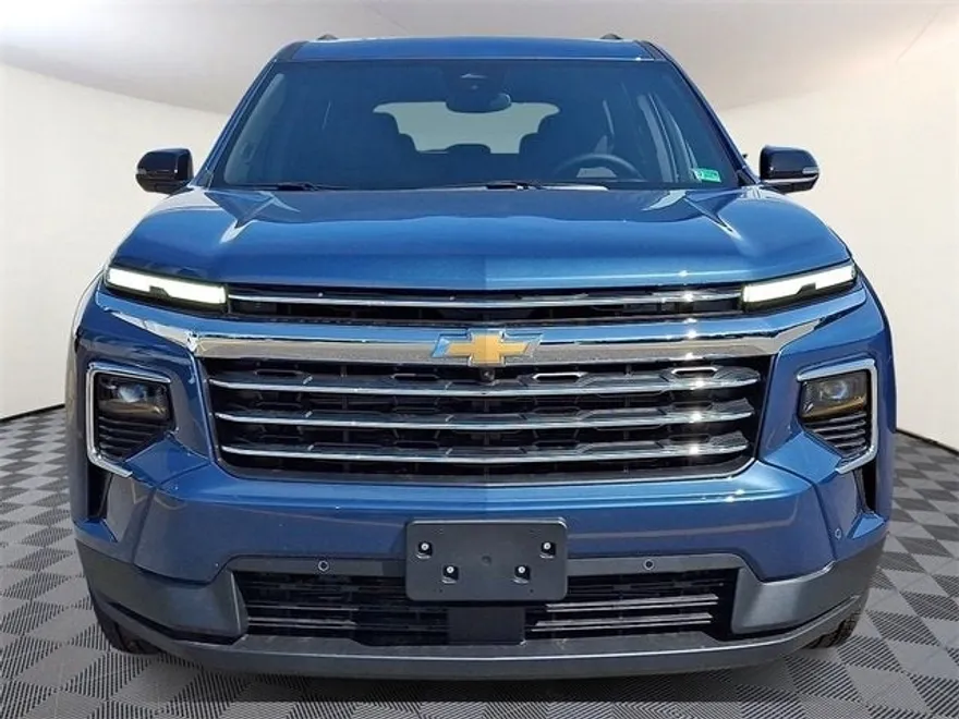 2025 Chevrolet Traverse photo 2