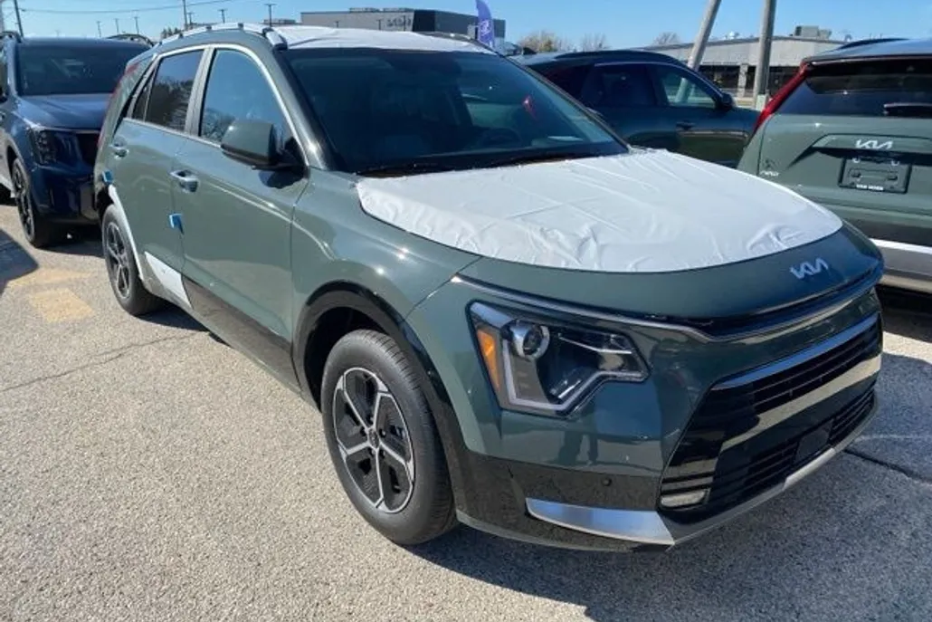 2025 Kia Niro SX photo 1