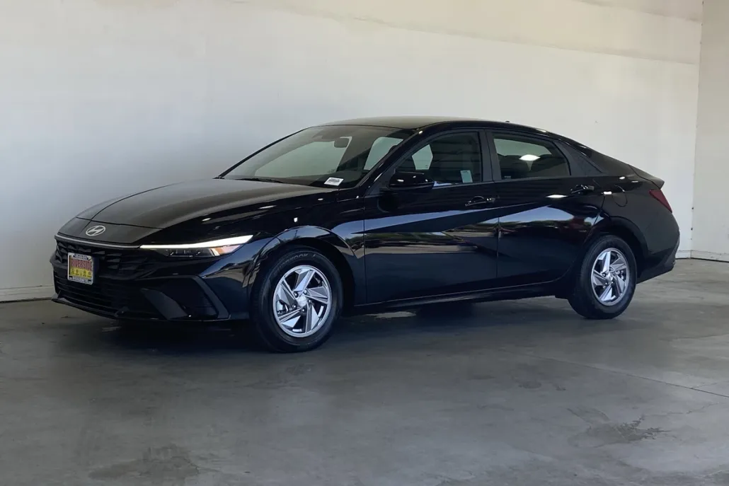 2025 Hyundai Elantra SE photo 1