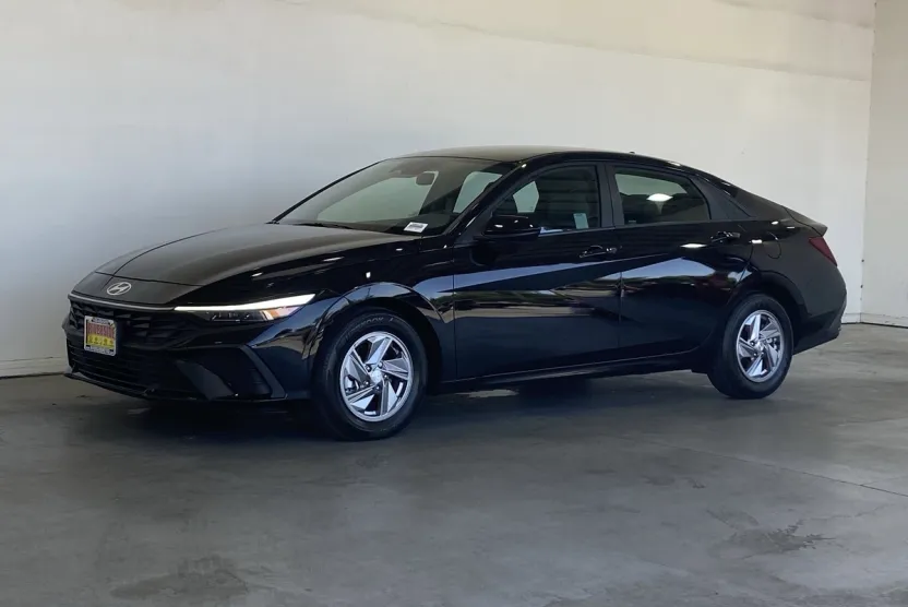 2025 Hyundai Elantra SE photo 1