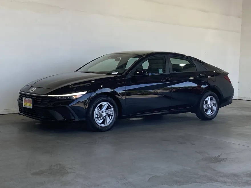 2025 Hyundai Elantra SE photo 1