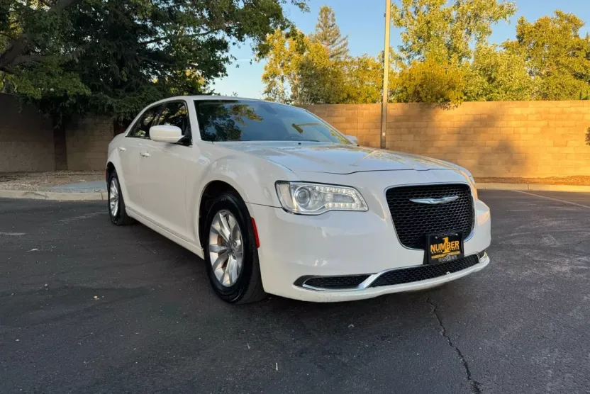 2015 Chrysler 300 Limited photo 1