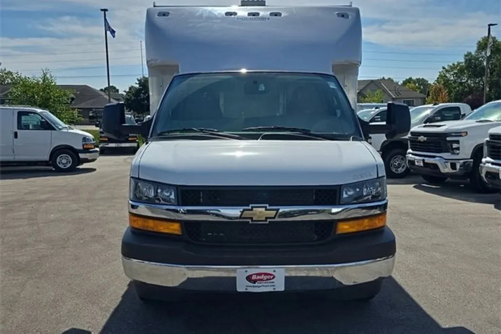 2024 Chevrolet Express Cutaway 3500 photo 1