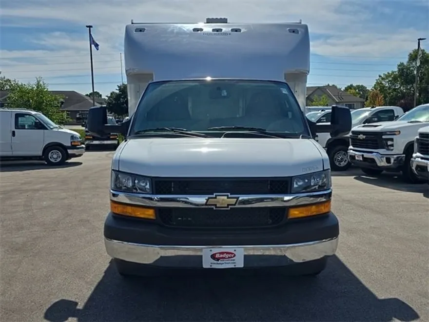 2024 Chevrolet Express Cutaway 3500 photo 1