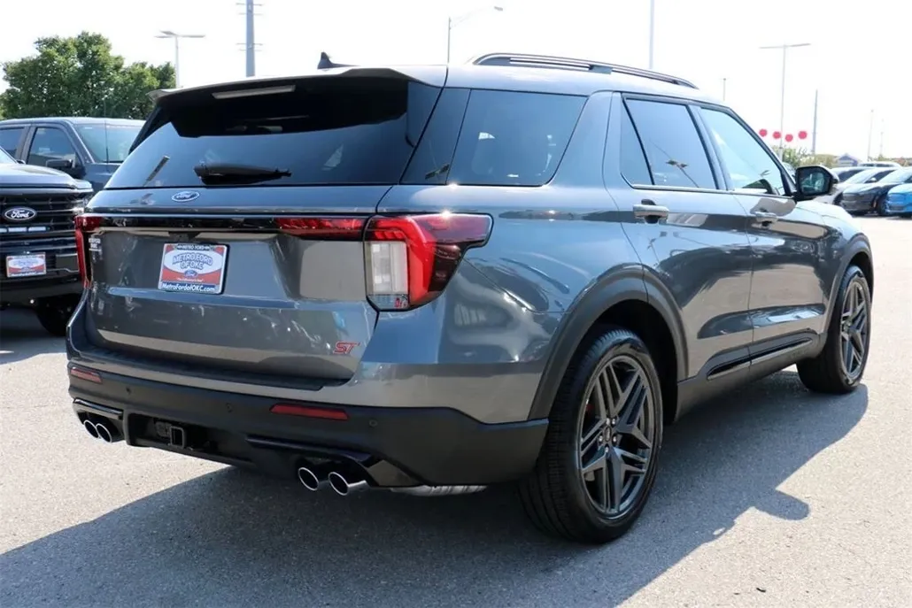 2025 Ford Explorer ST photo 1