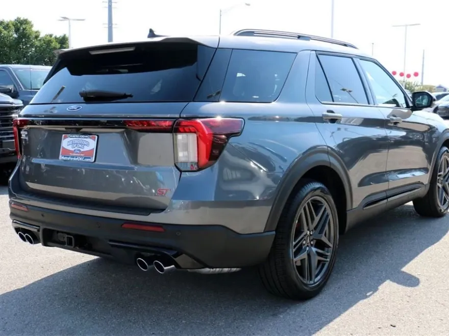 2025 Ford Explorer ST photo 1