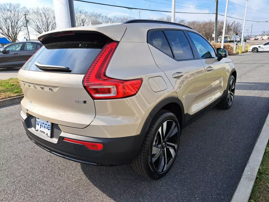 2025 Volvo XC40 photo 1